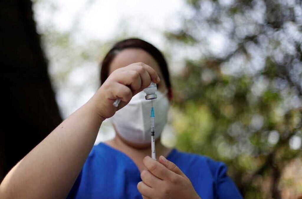 Relatório aponta que mais de 43 mil pessoas vacinadas foram infetadas e 467 morreram