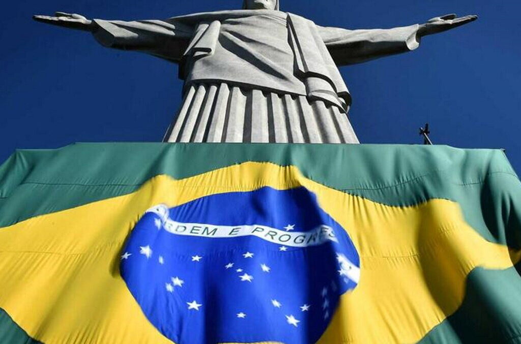 Senador diz que pandemia no Brasil foi entregue a pessoas “incompetentes e corruptas”