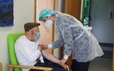 Terceira dose começa a ser administrada esta semana aos idosos