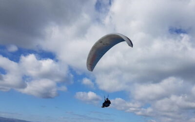 Retomadas buscas para encontrar praticante de parapente que caiu no mar em Gaia