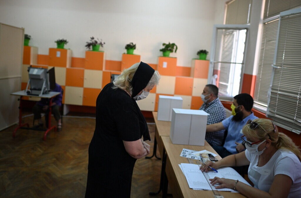 Búlgaros votam hoje pela terceira vez este ano e em plena nova vaga de Covid-19