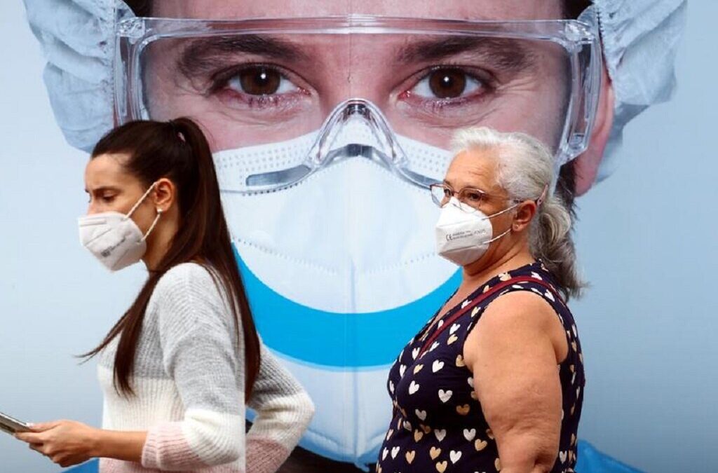 Espanha acaba com obrigação de máscaras em quase todos os espaços fechados a partir de quarta-feira