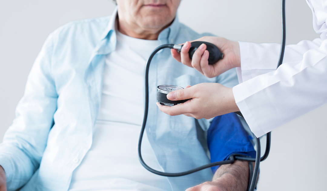 Hipertensão aos 35-44 anos ligada a maior risco de demência