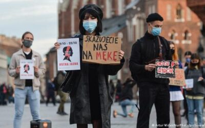 Polacos manifestam-se em várias cidades contra lei do aborto