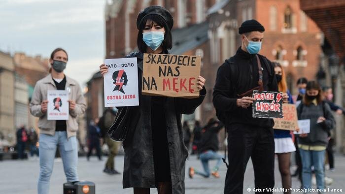 Polacos manifestam-se em várias cidades contra lei do aborto
