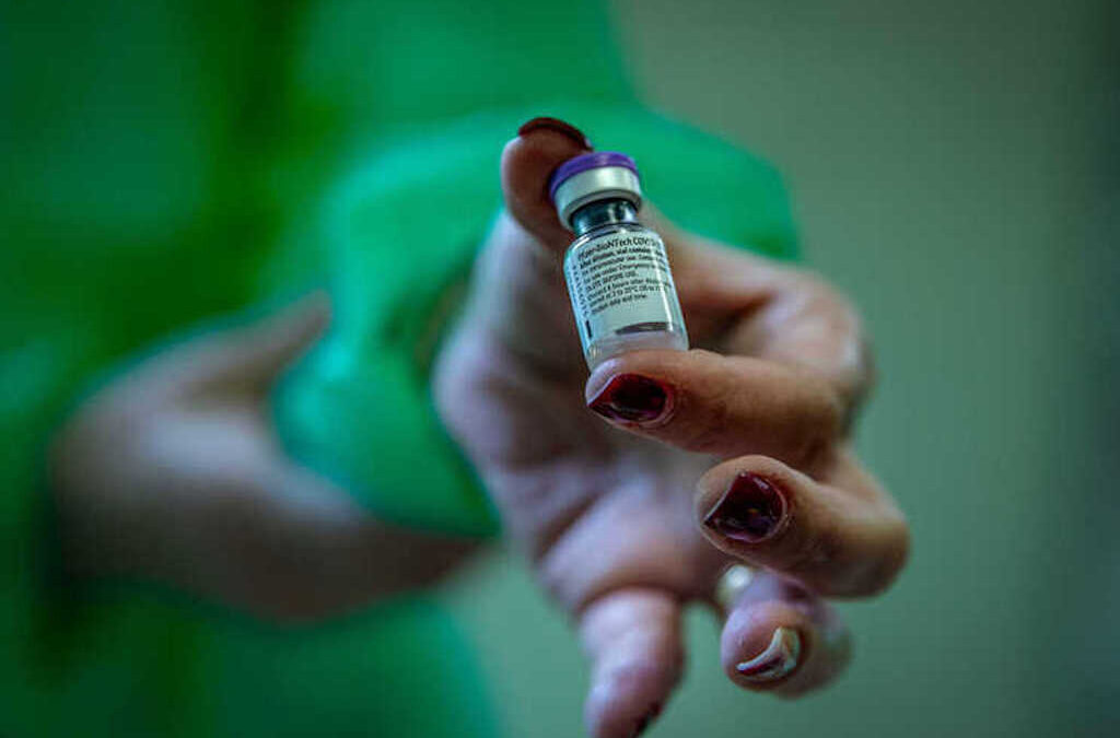 Açores também vão começar a vacinar profissionais de saúde com a terceira dose