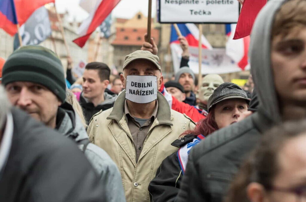 Restrições a não vacinados na República Checa motivam protestos em Praga