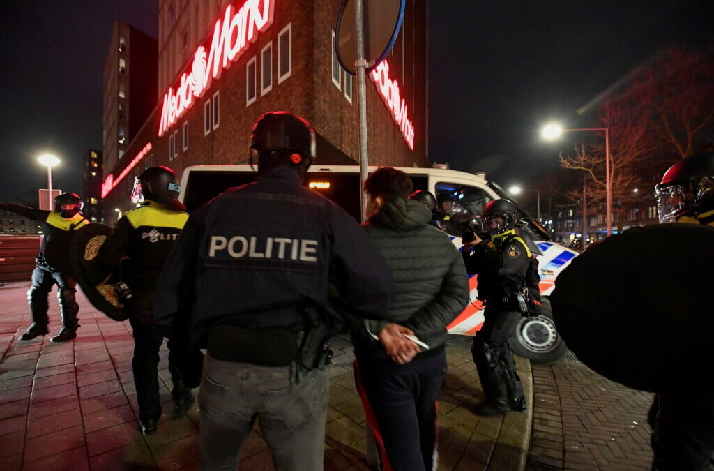 Detidos mais de vinte manifestantes após quarta noite de protestos violentos nos Países Baixos