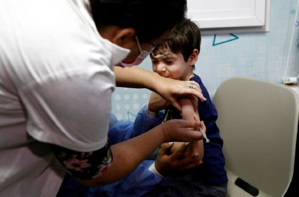 Vacinação de crianças entre 5 e 11 anos arranca nos Açores em janeiro
