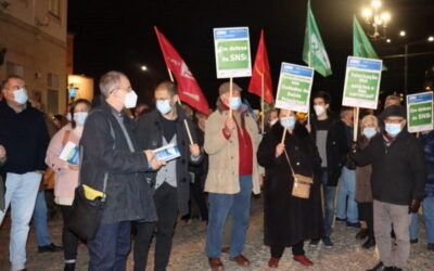 Várias dezenas de pessoas manifestam-se em Coimbra em defesa do SNS