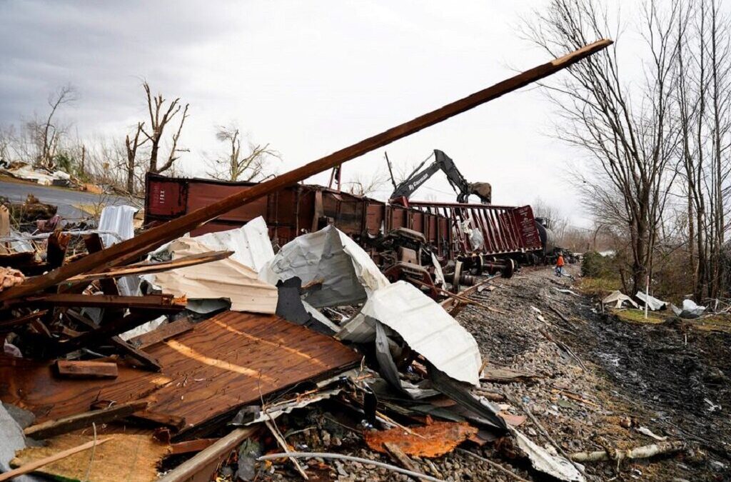 Tornados nos EUA fizeram 83 mortos e equipas de socorro procuram sobreviventes