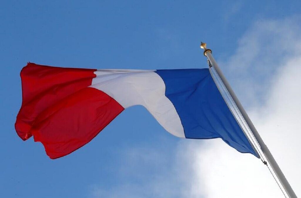 França autoriza profissionais da saúde positivos e sem sintomas a trabalhar