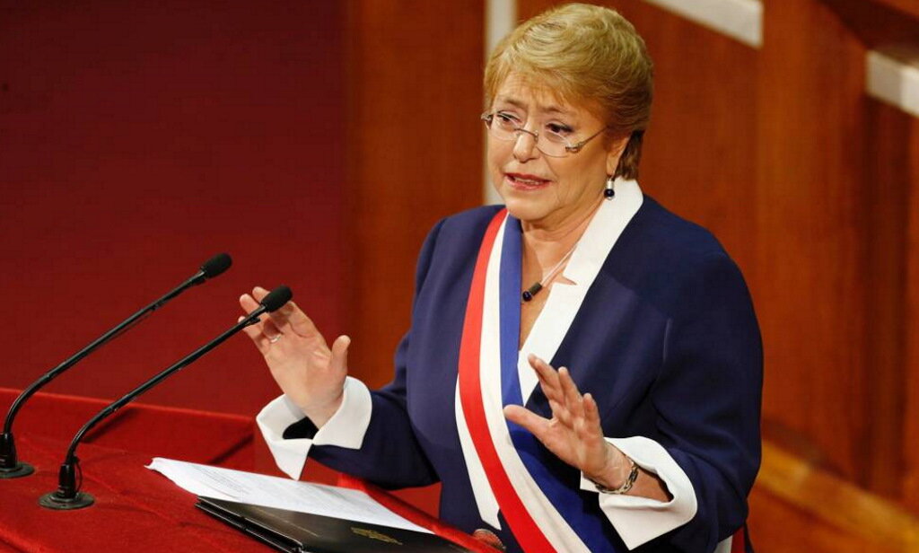 Michelle Bachelet defende que vacinação forçada é inaceitável, mas quer multas para quem recusar