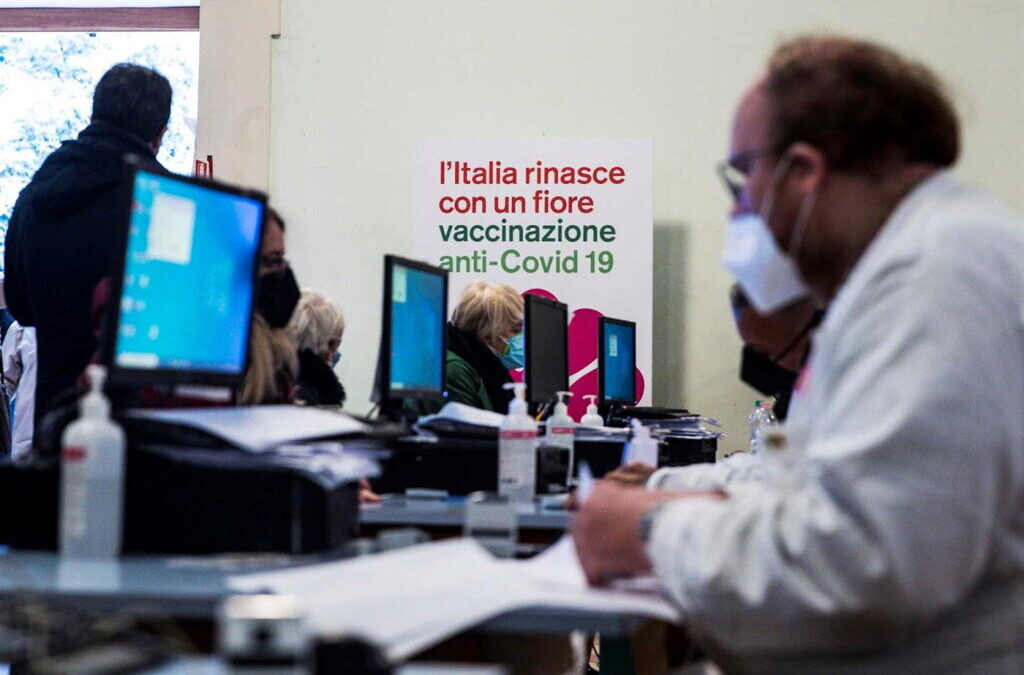 Dentista italiano apresenta braço falso para vacinar e conseguir certificado
