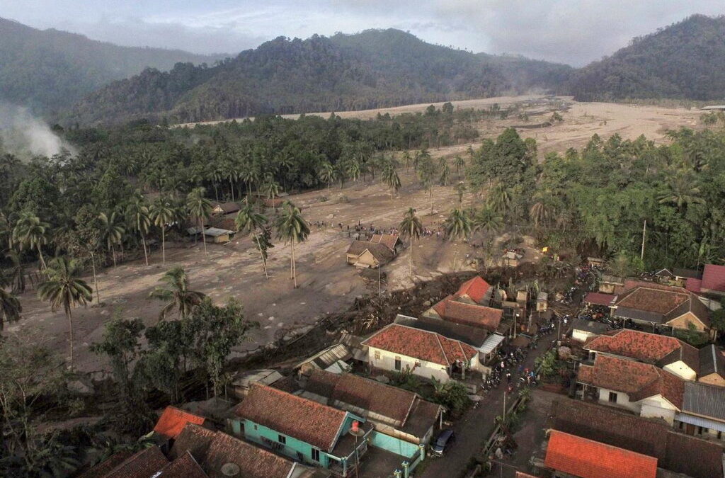 Sobe para 13 o número de mortos devido a erupção do vulcão na Indonésia