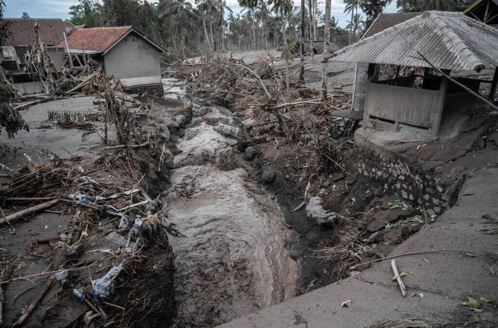 Pelo menos 27 desaparecidos e 15 mortos após erupção do vulcão Semeru na Indonésia