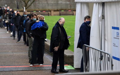 Britânicos fazem filas de espera para terceira dose após alerta sobre Ómicron