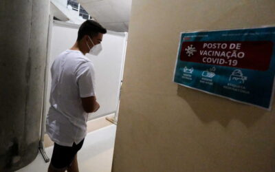 Três vagas de Covid-19, três variantes e vacinação em massa dos portugueses