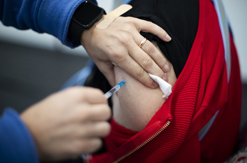 Mais de 104 mil pessoas vacinadas contra o coronavírus e gripe