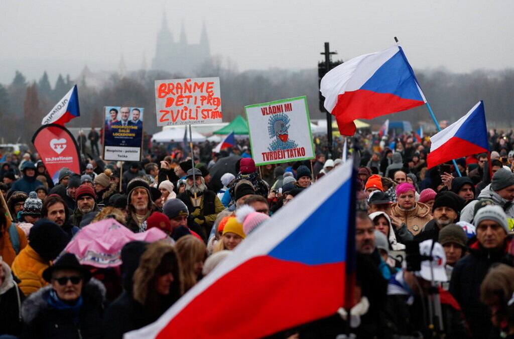 Milhares de manifestantes marcharam pelas ruas de Praga contra vacinação obrigatória