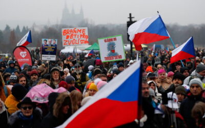 Milhares de manifestantes marcharam pelas ruas de Praga contra vacinação obrigatória
