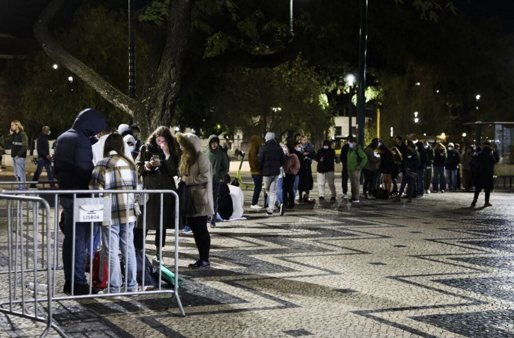 Centenas de pessoas formaram longa fila por um teste no Cais do Sodré