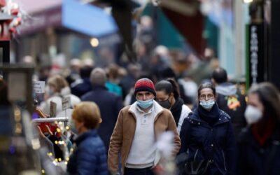Uso da máscara no exterior deixa de ser obrigatório em Paris na 4.ª feira