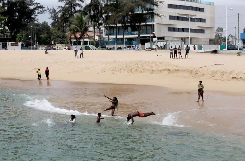 Médico angolano considera “heresia” interdição de praias e piscinas públicas