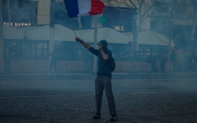 Manifestantes em Paris pedem fim das restrições e respeito pela liberdade