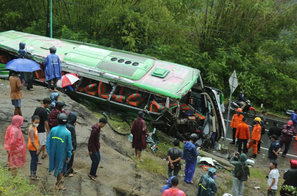 Pelo menos 13 mortos e dezenas de feridos em acidente de autocarro na Indonésia