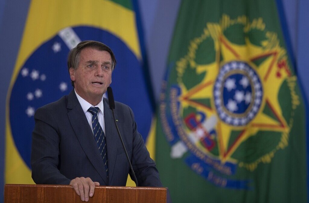 Bolsonaro anuncia que Brasil estuda classificar Covid-19 como endemia