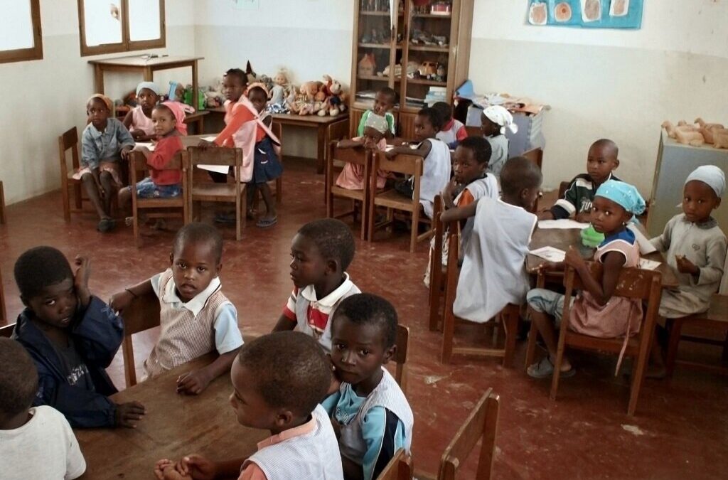 Cabo Verde investe 2M€ em livros escolares e alimentos para cantinas