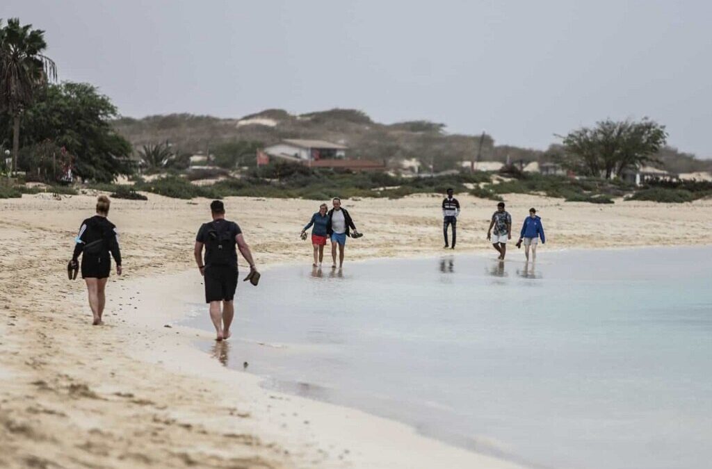 Casos ativos de Covid-19 em Cabo Verde caem para quase metade numa semana