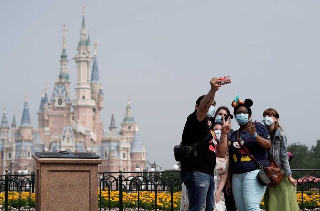 Disney encerra parque em Xangai face a pior surto desde o início da pandemia