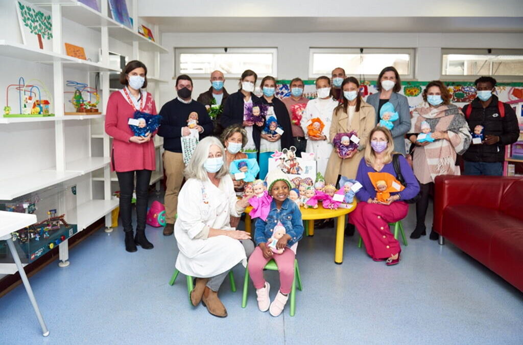 Fundação Juegaterapia entrega os primeiros 100 Baby Pelones às crianças hospitalizadas no IPO Lisboa