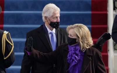 Hillary Clinton está infetada e com sintomas “leves” da doença