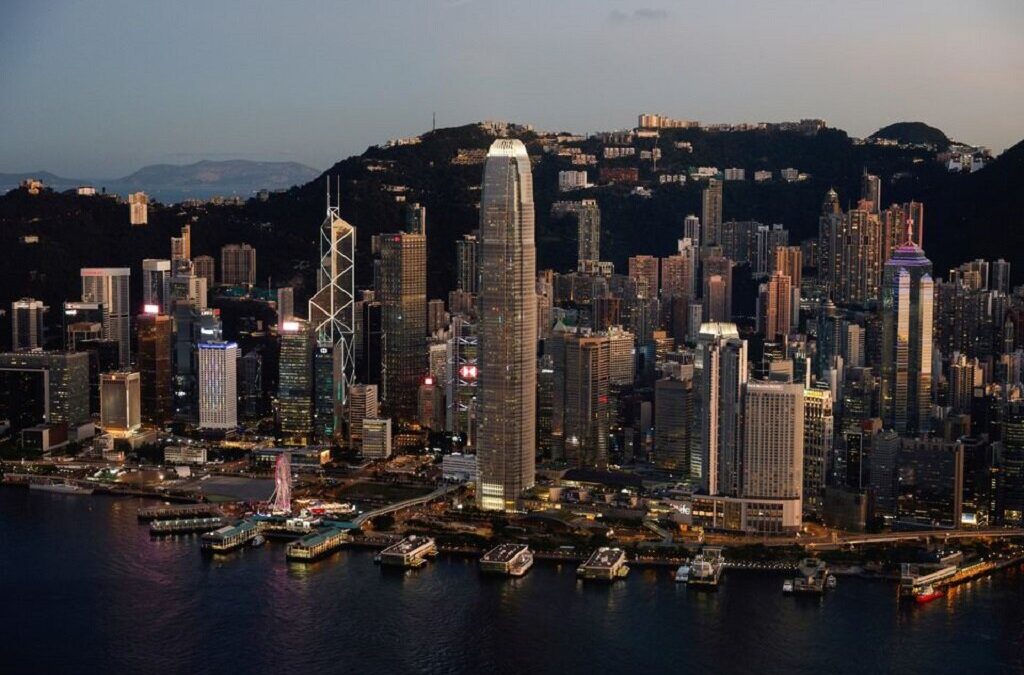 Ex-assessor de Hong Kong pede a líder da cidade para se demitir
