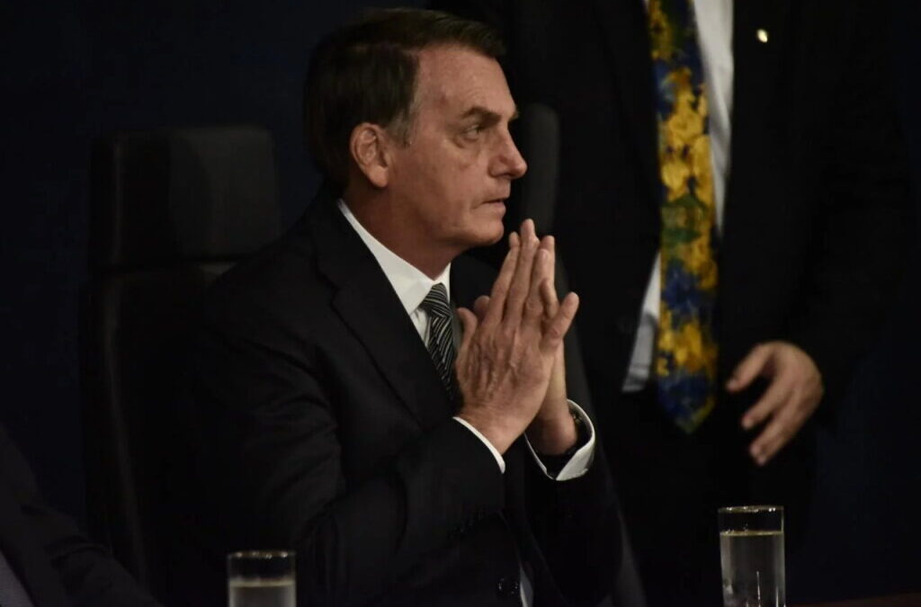 Bolsonaro sai do hospital após ter sido internado devido a “desconforto”