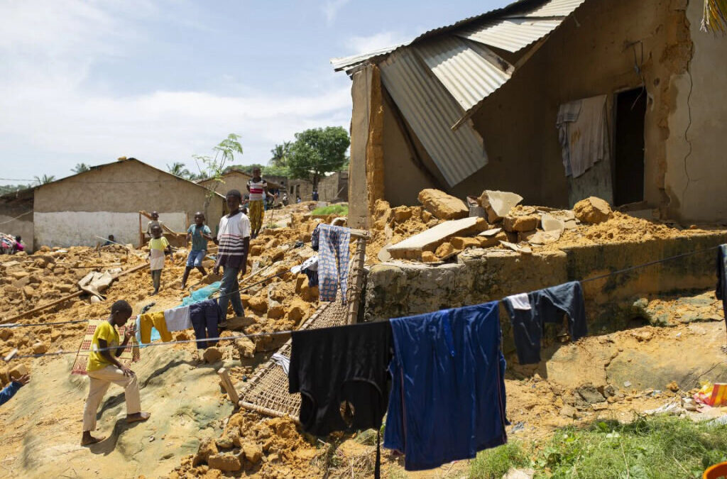 Moçambicanos arriscam a vida entre pontes e casas destruídas pelo ciclone Gombe