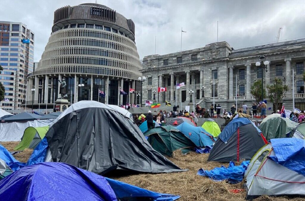 Operação policial da Nova Zelândia para levantar acampamento antivacinas