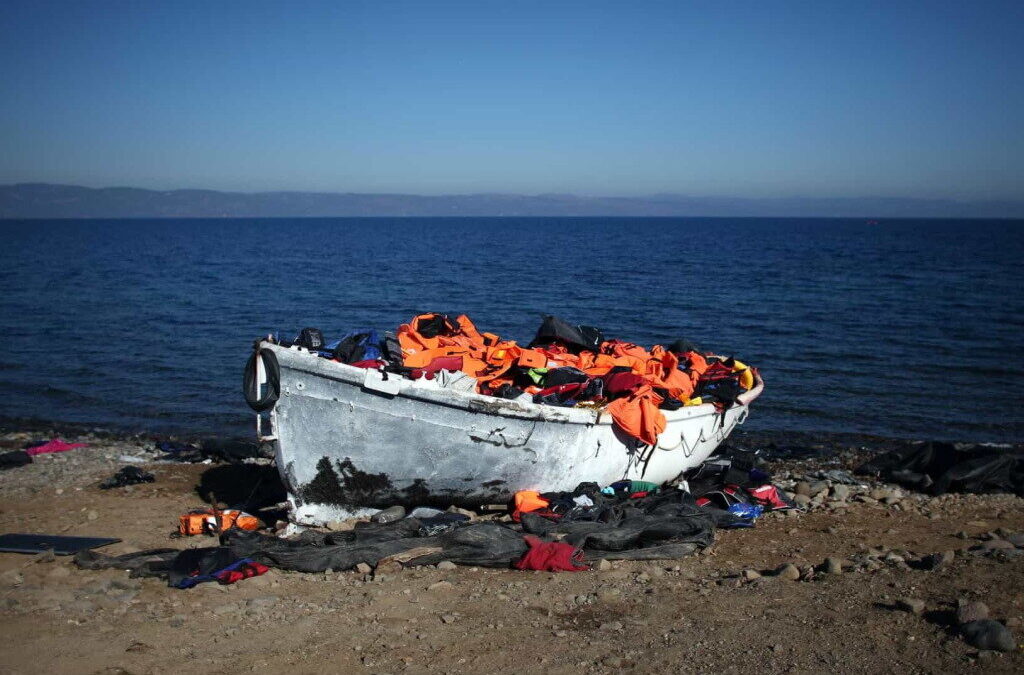 Barco com 64 pessoas vindas do norte de África chega às Canárias