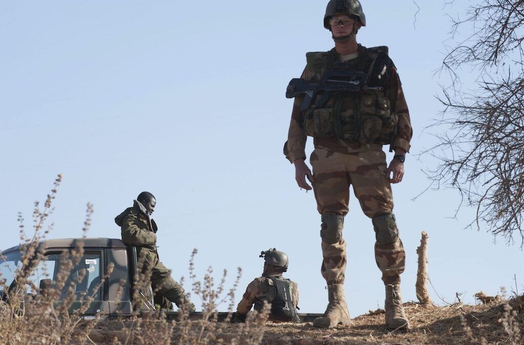 Forças armadas francesas dizem ter filmado mercenários russos a enterrar corpos