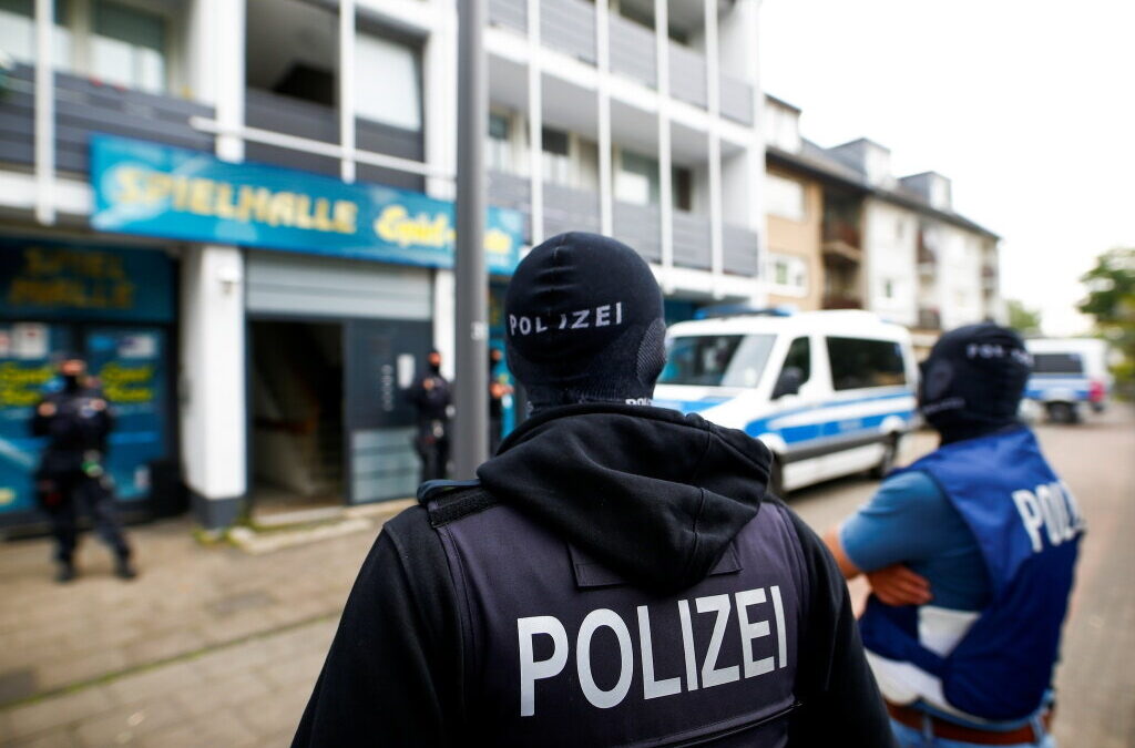 Polícia alemã prende suspeitos de envolvimento em grupos de extrema-direita