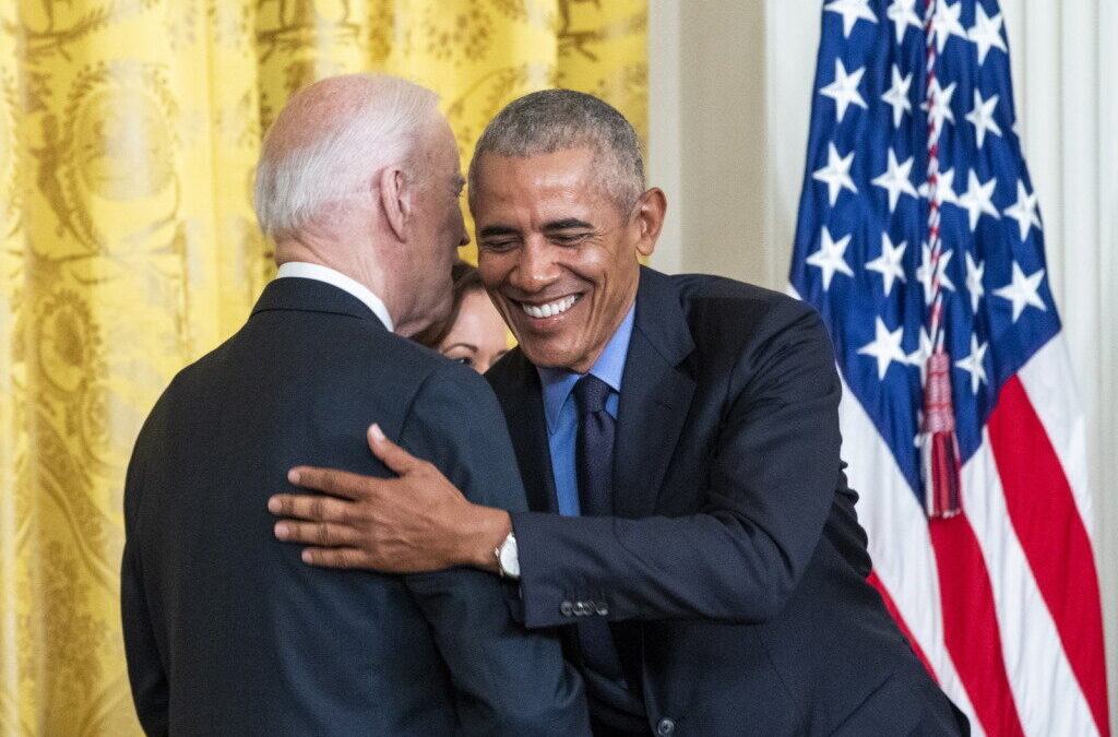 Biden e Obama celebram 12 anos da lei de cuidados de saúde aprovada pelo ex-presidente