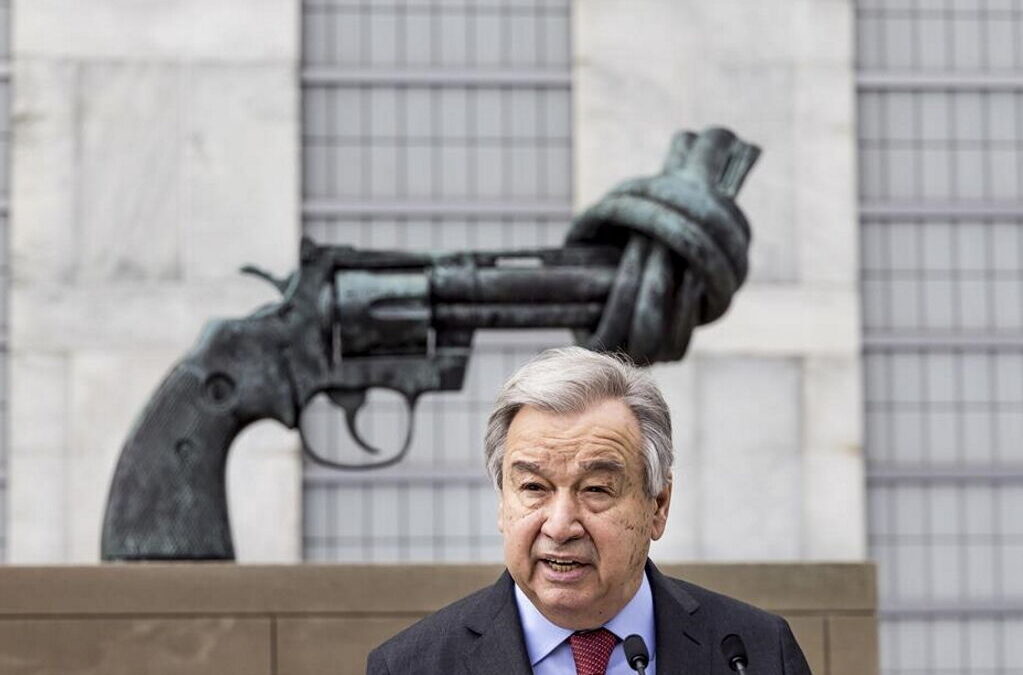 António Guterres visita hoje Moscovo à procura de paz