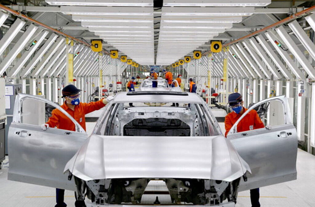 Fabricantes de automóveis alertam para impacto da política de ‘zero casos’ da China