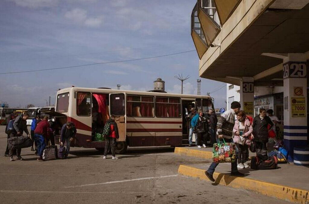 Corredores de Mariupol e em Lugansk reabrem para retirar cidadãos