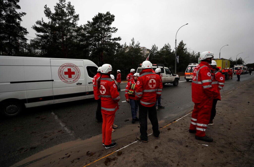 Equipa da Cruz Vermelha libertada pela polícia perto de Mariupol