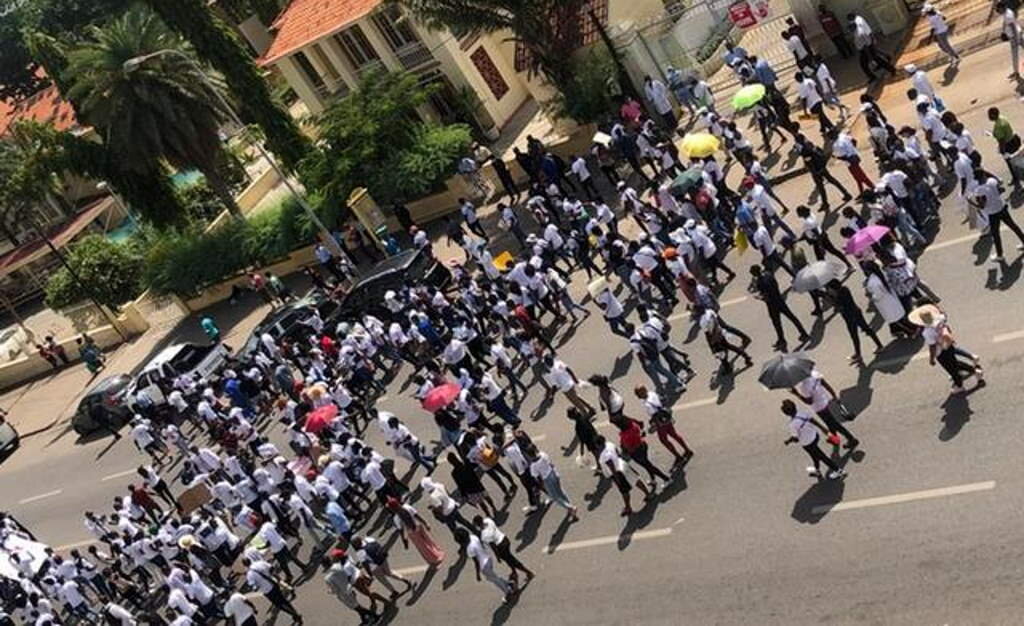 Médicos angolanos saíram à rua insatisfeitos com decisão do Governo suspender salários a grevistas