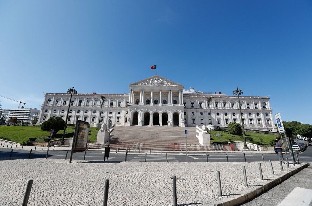 “Caos no SNS” motiva “Cordão Humano Pela Saúde de Portugal” em frente à Assembleia da República